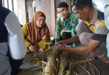 Perajin Purun dan Eceng Gondok Gulinggang Studi Tiru ke Galeri Kembang Ilung