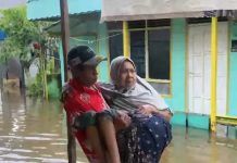 Banjir Rendam Permukiman di Martapura, Warga Evakuasi Lansia Secara Mandiri
