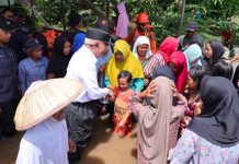 Gubernur Muhidin Tinjau Banjir dan Berikan Bantuan